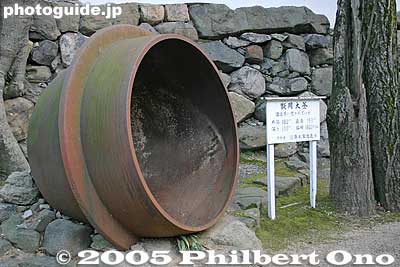 Giant pot along the way to the castle tower entrance.
Keywords: osaka kishiwada castle