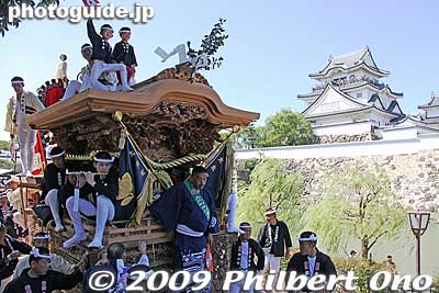 The Kishiwada Danjiri Matsuri Festival in Sept. has the danjiri floats pass by Kishiwada Castle.
Keywords: osaka Kishiwada Castle
