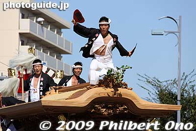 Each danjiri has a man (sometimes two of them) dancing up and down on the roof while the danjiri moves. This is another dramatic aspect of the festival.
Keywords: osaka kishiwada danjiri matsuri festival floats