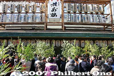 People line up to decorate their free bamboo branches with various lucky decorations.
Keywords: osaka naniwa-ku imamiya ebisu shrine festival matsuri