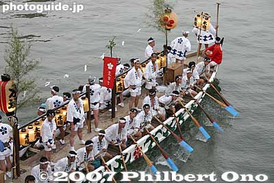 The Boat Procession (Funa-togyo) is the Tenjin Matsuri festival's main event.
Keywords: osaka tenjin matsuri7 festival water funa-togyo procession boats river