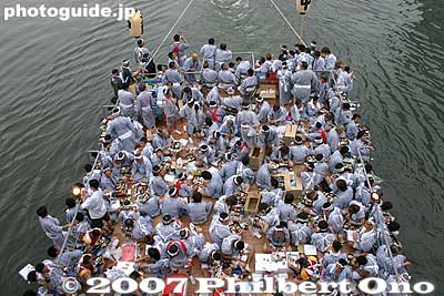 The boats are numerous. About 100 of them go up and down the river.
Keywords: osaka tenjin matsuri festival water funa-togyo procession boats river barge