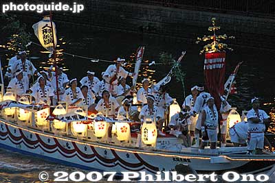 Also see the [url=http://www.youtube.com/watch?v=Kk647KVlVic]video at YouTube.[/url] どんどこ船
Keywords: osaka tenjin matsuri festival water funa-togyo procession boats river