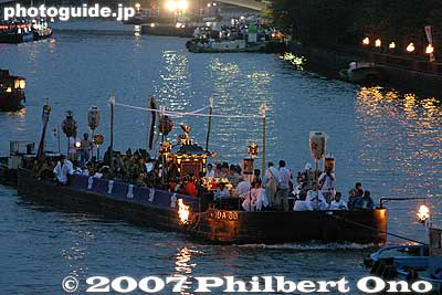 The boat carrying the portable shrine housing the spirit of Sugawara Michizane. 御鳳輦奉安船
Keywords: osaka tenjin matsuri festival water funa-togyo procession boats river