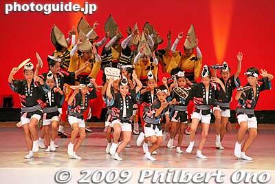 During the 2.5-hour performance, numerous Awa Odori dance troupes performed colorfully to live music.
Keywords: saitama koshigaya minami koshigaya awa odori dance matsuri festival dancers women