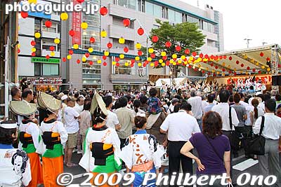 Next to Minami-Koshigaya Chuo-dori road and in front of the train station was this outdoor stage called ekimae Kumi-odori Kaijo. 駅前組踊り会場
Keywords: saitama koshigaya minami koshigaya awa odori dance matsuri festival dancers women