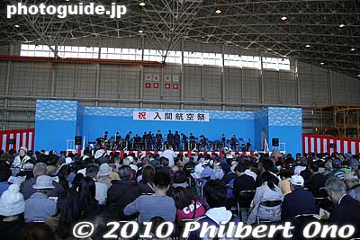 Entertainment stage inside a hangar.
Keywords: saitama sayama iruma air base show festival military self-defense force jets airplanes 