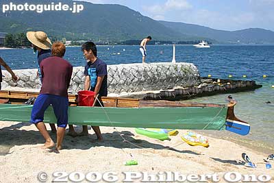 Notice the rudder. Controlled by a pair of strings held by the cox.
Keywords: shiga lake biwako shuko rowing around