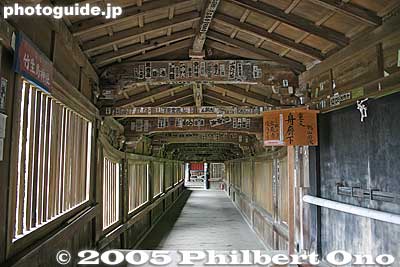 Funa-roka boat corridor connects Tsukubusuma Shrine and the Kannon-do Hall. Important Cultural Property. From the Momoyama Period. 船廊下
Keywords: Shiga nagahama Lake Biwa Chikubushima biwa-cho Hogonji