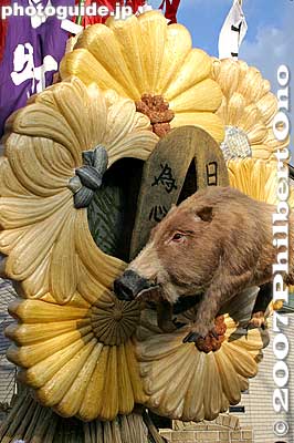 This has a chrysanthemum design which is the Imperial family crest. To celebrate the newborn prince.
Keywords: shiga omi-hachiman sagicho matsuri festival float boar