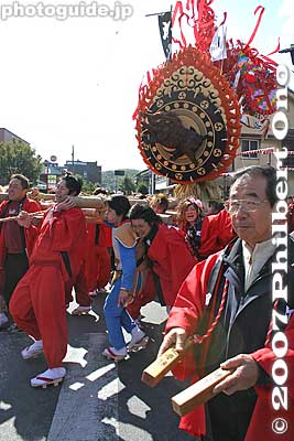 Each float also has someone with wood clappers.
Keywords: shiga omi-hachiman sagicho matsuri festival float boar