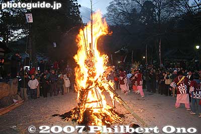 The kids then run around the fire while chanting "Masse-masse!"
Keywords: shiga omi-hachiman sagicho matsuri3 festival