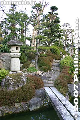 Stone lantern in garden
Keywords: shiga higashiomi gokasho omi shonin merchant homes houses Nakae Jungoro