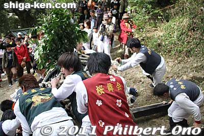 Keywords: shiga higashiomi ibanosakakudashi matsuri festival mikoshi portable shrine 
