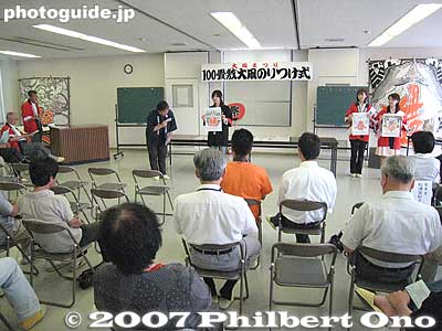 [b]July 7, 2007:[/b] The making of the giant kite started with Noritsuke Pasting Ceremony where the new design was announced and dignitaries pasted together the first pieces of the kite paper.
Keywords: shiga higashiomi giant kite festival making odako matsuri
