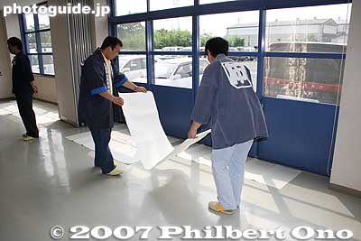 The pasted pieces are laid to dry.
Keywords: shiga higashiomi giant kite festival making odako matsuri