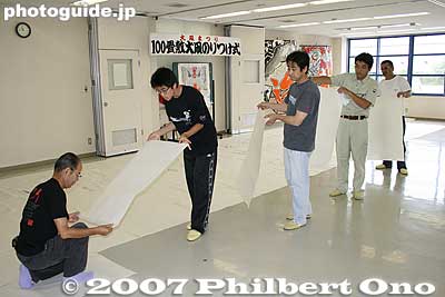 Each person holds one edge-pasted sheet and line up to align and join the sheet. Each sheet measures about 90 cm by 60 cm. There are also half-size sheets.
Keywords: shiga higashiomi giant kite festival making odako matsuri