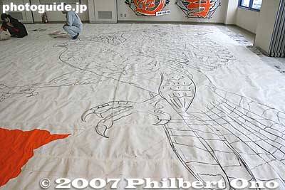 The sketch of the hawk is completed.
Keywords: shiga higashiomi giant kite festival making odako matsuri