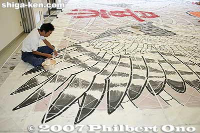 This intricate bamboo frame supports the kite paper so it does not flap around like normal paper.
Keywords: shiga higashiomi giant kite festival making odako matsuri