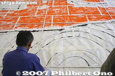 The bamboo grid is carefully aligned with the kite design.
Keywords: shiga higashiomi giant kite festival making odako matsuri
