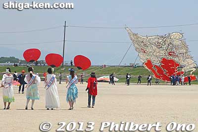 The hanjimon (判じもん) kite design always has a twin pair of creatures and a large kanji character. Together they form a thematic catch phrase.
Keywords: shiga higashiomi odako matsuri giant kite festival notogawa big shigabestmatsuri
