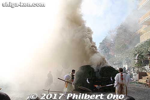 The smoke can get very thick. People with a lung condition or clothing sensitive to smoke should not see this.
Keywords: shiga higashiomi tarobogu aga shrine bonfire festival