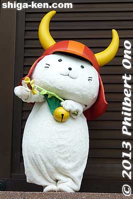 "Hiko" refers to Hikone, and "nyan" is a baby word for cat. [url=http://hikone-hikonyan.jp/schedule/]Hiko-nyan's appearance schedule is here.[/url]
If it rains, Hiko-nyan appears at the Castle Museum. Hiko-nyan is a white cat wearing a red samurai helmet with horns, modeled after the one worn by Lord Ii Naomasa, the first lord of Hikone Castle.

Hiko-nyan also makes guest appearances at various events to promote Hikone. He has even traveled to Hawaii to appear in a Japan parade in Waikiki.
Keywords: shiga hikone castle hikonyan hiko-nyan mascot yuru-kyara cat shigamascot
