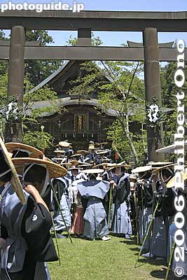 After the ceremony, the Kamiko lead the procession.
Keywords: shiga hino-cho matsuri festival float