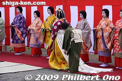 She and her entourage arrived to perform the Misogi-shiki purification ceremony. 禊ぎ式 [url=http://goo.gl/maps/zLTAf]MAP[/url]
Keywords: shiga koka tsuchiyama saio princess procession kimono women matsuri festival