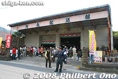 A warehouse converted into a pottery fair.
Keywords: shiga koka shigaraki