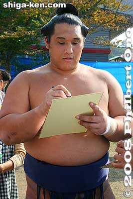 Homasho had very smooth skin.
Keywords: shiga maibara sumo exhibition tournament wrestlers rikishi ozumo japansumo maibarasumo