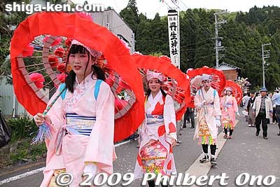 Chawan Matsuri Hana-yakko flower umbrella dancers 花奴
Keywords: shiga nagahama yogo chawan matsuri float festival 