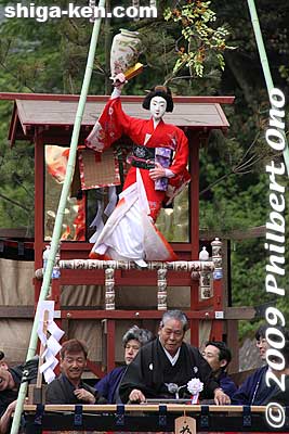 Only nine people know how to create these fantastic balancing decorations. They purify themselves in Takatoki River (bathe naked) before taking 3 months to make the lofty decorations in total secrecy. This is the Nihozan float (丹宝山). 
Keywords: shiga nagahama yogo chawan matsuri float festival 