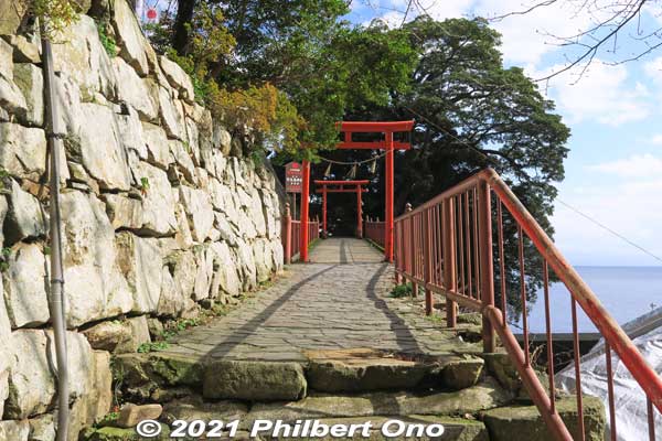 After some steps, a small torii to Tsukubusuma Shrine.
Keywords: shiga nagahama Lake Biwa Chikubushima Hogonji