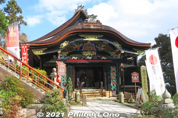 It looks new because it was magnificently restored (including the roof) after six years of meticulous work completed in March 2020. Finally came to see it. I was not disappointed. It's jaw-dropping beautiful.
Keywords: shiga nagahama Lake Biwa Chikubushima Hogonji karamon gate