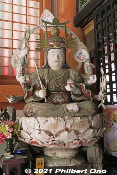 Inside Benzai Tendo. The statue of Benzaiten in the corner was donated by the father of Lord Azai Nagamasa. The Nagamasa clan paid their respects to it regularly thereafter.
Keywords: shiga nagahama Lake Biwa Chikubushima Hogonji
