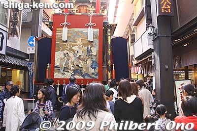 A hikiyama proceeds through the shopping arcade whose ceiling is high enough. Each hikiyama holds a kabuki performance four times this day.
Keywords: shiga nagahama hikiyama matsuri festival float kabuki boys 