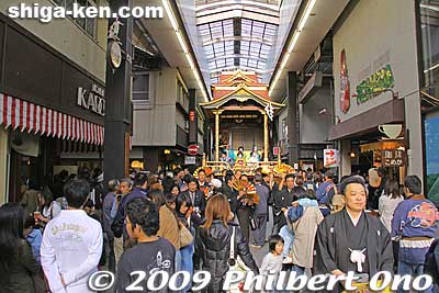 This hikiyama is coming through the shopping arcade.
Keywords: shiga nagahama hikiyama matsuri festival float kabuki boys 