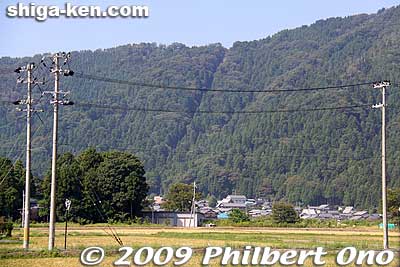 From the train approaching JR Kinomoto Station on the Hokuriku Line, you can see the chair lift trail on the slope of Mt. Shizugatake. To reach Shizugatake from Kinomoto Station, take a bus bound for Sugaura (菅浦) or Shindono (新道野).
Keywords: shiga nagahama kinomoto mt. shizugatake
