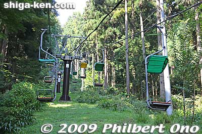 Chair lift going to Mt. Shizugatake. This lift operates April-Nov., 9 am - 5 pm. Closed during winter.
Keywords: shiga nagahama kinomoto mt. shizugatake