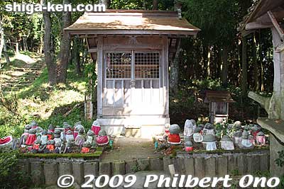 A small shrine dedicated to the warriors who died at battle on the mountain.
Keywords: shiga nagahama kinomoto mt. shizugatake