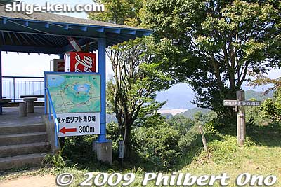 Another trail from the summit of Shizugatake is next to this lookout deck. 
Keywords: shiga nagahama kinomoto mt. shizugatake