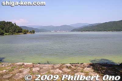 At the end of this trail is this shore of Lake Yogo, on the opposite end from Yogo Station. You still have to walk along one side of the lake to get to the train station. It's a scenic walk.
Keywords: shiga nagahama kinomoto mt. shizugatake