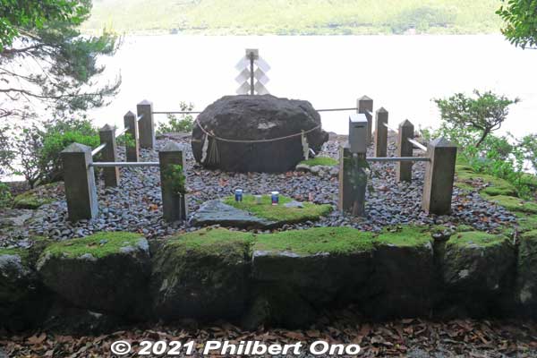 Legend of Princess Kikuishi and the Dragon Eyeball Stone. 菊石姫と蛇の目玉石
Keywords: shiga nagahama lake yogo