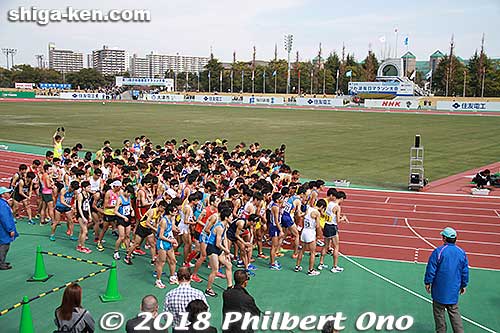 Biwako Mainichi Marathon runners at the start line in Ojiyama Stadium in Otsu, Shiga.
Keywords: shiga otsu biwako mainichi lake biwa marathon