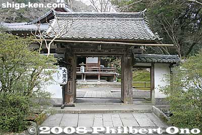 Soon you see the gate to Daikokudendo temple on the right.
Keywords: shiga otsu tale of genji monogatari novel millenium ishiyamadera