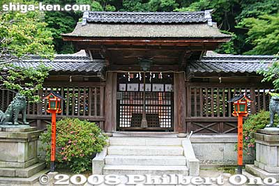 Nagara Shrine Honden Hall. The original shrine was atop the mountain, but it was later moved here in 1054 at the foot of Mt. Nagara to make it more accessible to worshippers.
Keywords: shiga otsu nagara jinja shinto shrine