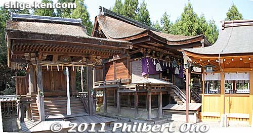 In the center is Namura Shrine's Nishi Honden hall, a National Treasure. On the left is Hachiman Shrine, an Important Cultural Property. I could finally see this building directly. Ryuo, Shiga.
Keywords: shiga ryuo-cho ryuou namura japanshrine jinja shigabestkokuho