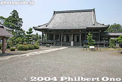 Gomura Betsuin, Hondo Main Hall. Torahime's most noted sight and an Important Cultural Property is a Buddhist temple of the Jodo Shinshu Sect's Otani School (Higashi Hongwanji).
Keywords: shiga nagahama torahime-cho buddhist temple