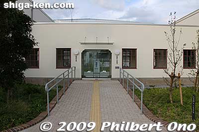 Entrance to new public library.
Keywords: shiga toyosato primary elementary school vories